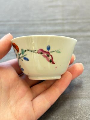 Seven Chinese famille rose cups and eleven saucers with floral design, Qianlong — 照片 31
