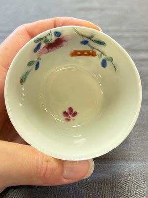 Seven Chinese famille rose cups and eleven saucers with floral design, Qianlong — 照片 33