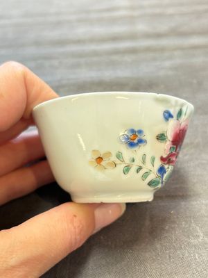 Seven Chinese famille rose cups and eleven saucers with floral design, Qianlong — 照片 35