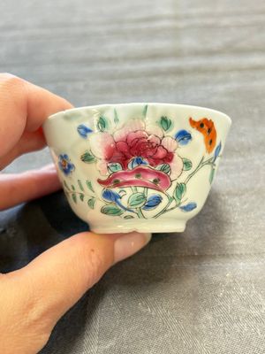 Seven Chinese famille rose cups and eleven saucers with floral design, Qianlong — 照片 36