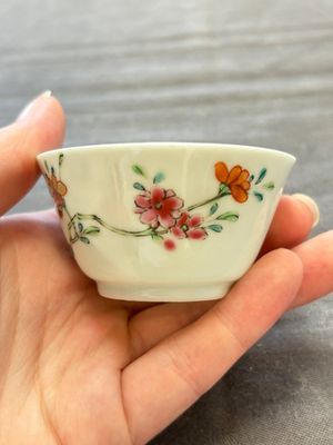 Seven Chinese famille rose cups and eleven saucers with floral design, Qianlong — 照片 49