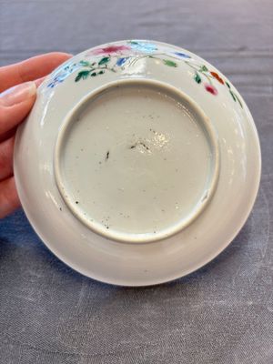 Seven Chinese famille rose cups and eleven saucers with floral design, Qianlong — 照片 10
