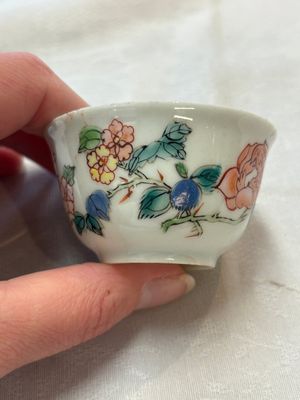 Seven Chinese famille rose cups and saucers, Yongzheng/Qianlong — photo 23