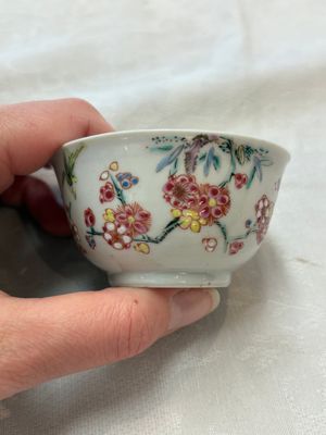 Seven Chinese famille rose cups and saucers, Yongzheng/Qianlong — photo 38