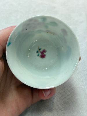 Seven Chinese famille rose cups and saucers, Yongzheng/Qianlong — photo 4