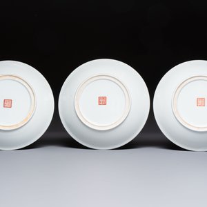 Seven Chinese famille rose 'Dragon and Phoenix' dishes, Qianlong mark, 20th C. — photo 3