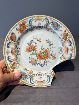 Seven Chinese famille rose 'Madame de Pompadour' plates, Qianlong, ca. 1745 — foto 11