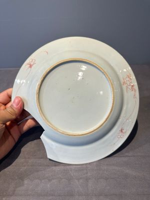 Seven Chinese famille rose 'Madame de Pompadour' plates, Qianlong, ca. 1745 — foto 12