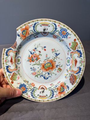 Seven Chinese famille rose 'Madame de Pompadour' plates, Qianlong, ca. 1745 — foto 14