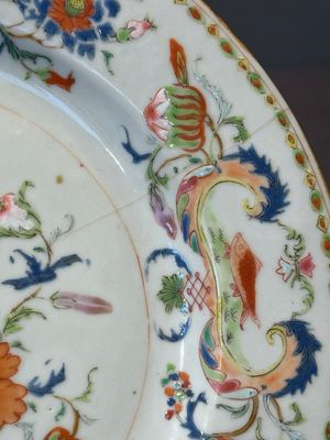 Seven Chinese famille rose 'Madame de Pompadour' plates, Qianlong, ca. 1745 — foto 18
