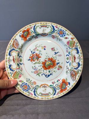 Seven Chinese famille rose 'Madame de Pompadour' plates, Qianlong, ca. 1745 — foto 2