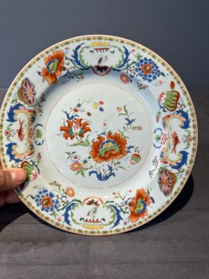 Seven Chinese famille rose 'Madame de Pompadour' plates, Qianlong, ca. 1745 — foto 23