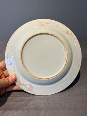 Seven Chinese famille rose 'Madame de Pompadour' plates, Qianlong, ca. 1745 — foto 24