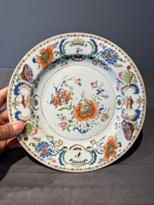 Seven Chinese famille rose 'Madame de Pompadour' plates, Qianlong, ca. 1745 — foto 27