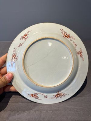 Seven Chinese famille rose 'Madame de Pompadour' plates, Qianlong, ca. 1745 — foto 30