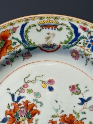 Seven Chinese famille rose 'Madame de Pompadour' plates, Qianlong, ca. 1745 — foto 3