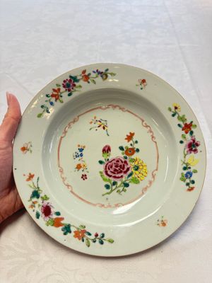 Seven Chinese famille rose plates with floral design, Qianlong — foto 1