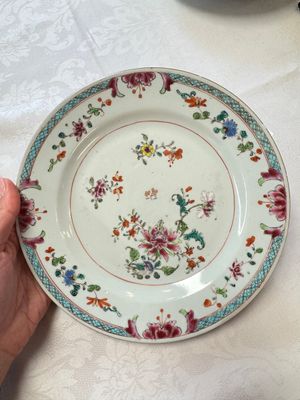 Seven Chinese famille rose plates with floral design, Qianlong — foto 11