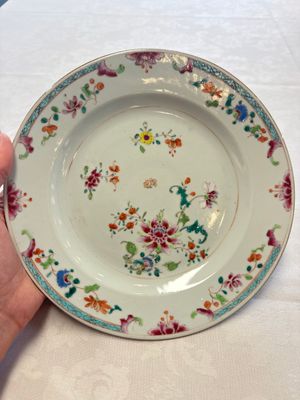 Seven Chinese famille rose plates with floral design, Qianlong — foto 13