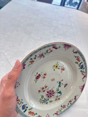 Seven Chinese famille rose plates with floral design, Qianlong — foto 14