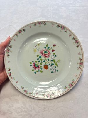 Seven Chinese famille rose plates with floral design, Qianlong — foto 15