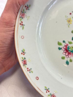 Seven Chinese famille rose plates with floral design, Qianlong — foto 16