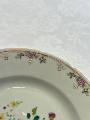 Seven Chinese famille rose plates with floral design, Qianlong — foto 17