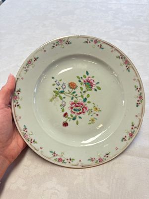 Seven Chinese famille rose plates with floral design, Qianlong — foto 19