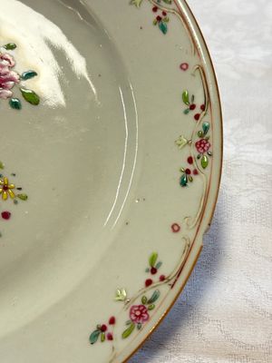 Seven Chinese famille rose plates with floral design, Qianlong — foto 20