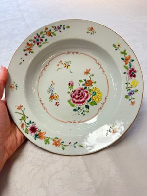 Seven Chinese famille rose plates with floral design, Qianlong — foto 4