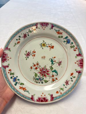 Seven Chinese famille rose plates with floral design, Qianlong — foto 8