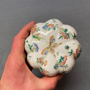 Seven Chinese famille rose saucers, a teapot and a covered box, 19th C. — 照片 23