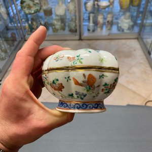 Seven Chinese famille rose saucers, a teapot and a covered box, 19th C. — 照片 24