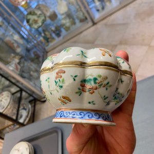 Seven Chinese famille rose saucers, a teapot and a covered box, 19th C. — 照片 25