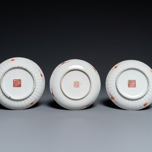 Seven Chinese famille rose saucers, a teapot and a covered box, 19th C. — 照片 3