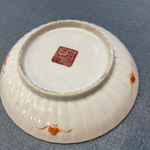 Seven Chinese famille rose saucers, a teapot and a covered box, 19th C. — 照片 32