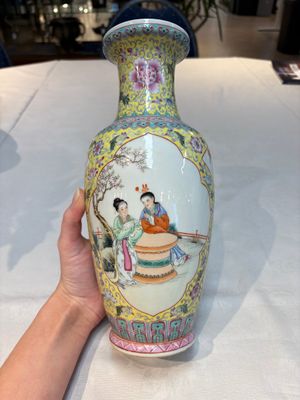 Seven Chinese famille rose vases, a scroll jar and a jardinière on a stand, Qianlong marks, 20th C. — photo 19