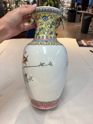 Seven Chinese famille rose vases, a scroll jar and a jardinière on a stand, Qianlong marks, 20th C. — photo 2