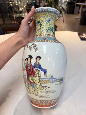 Seven Chinese famille rose vases, a scroll jar and a jardinière on a stand, Qianlong marks, 20th C. — photo 26