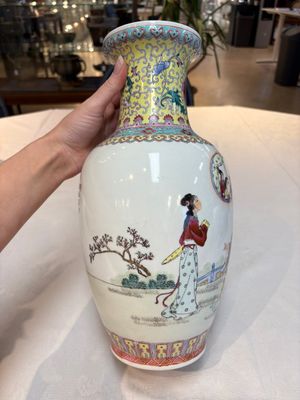 Seven Chinese famille rose vases, a scroll jar and a jardinière on a stand, Qianlong marks, 20th C. — photo 28