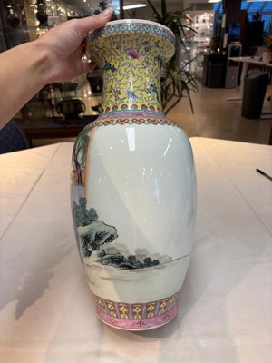 Seven Chinese famille rose vases, a scroll jar and a jardinière on a stand, Qianlong marks, 20th C. — photo 32