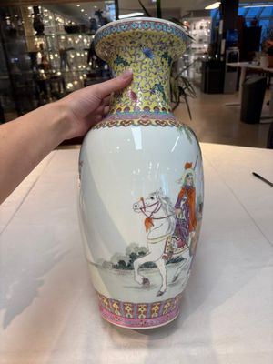 Seven Chinese famille rose vases, a scroll jar and a jardinière on a stand, Qianlong marks, 20th C. — photo 34
