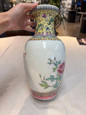 Seven Chinese famille rose vases, a scroll jar and a jardinière on a stand, Qianlong marks, 20th C. — photo 4