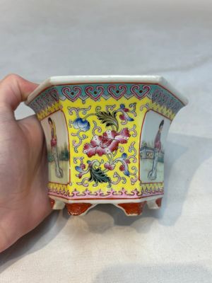 Seven Chinese famille rose vases, a scroll jar and a jardinière on a stand, Qianlong marks, 20th C. — photo 51