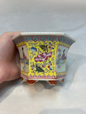 Seven Chinese famille rose vases, a scroll jar and a jardinière on a stand, Qianlong marks, 20th C. — photo 53