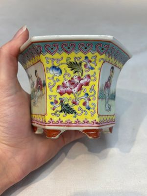 Seven Chinese famille rose vases, a scroll jar and a jardinière on a stand, Qianlong marks, 20th C. — photo 55