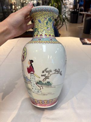 Seven Chinese famille rose vases, a scroll jar and a jardinière on a stand, Qianlong marks, 20th C. — photo 8