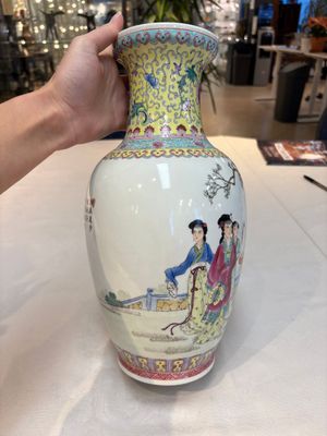 Seven Chinese famille rose vases, a scroll jar and a jardinière on a stand, Qianlong marks, 20th C. — photo 10