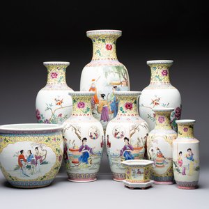 Seven Chinese famille rose vases, a scroll jar and a jardinière on a stand, Qianlong marks, 20th C. — photo 1