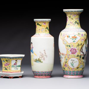 Seven Chinese famille rose vases, a scroll jar and a jardinière on a stand, Qianlong marks, 20th C. — photo 13